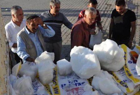 تركيا .... يبيعون ثلج الجبال في الصيف