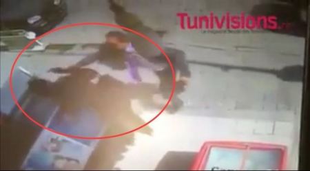 فيديو ... الداخلية التونسية تقيل ضباط ضربوا مفطرين في رمضان بعد اقتحام بعض المقاهي