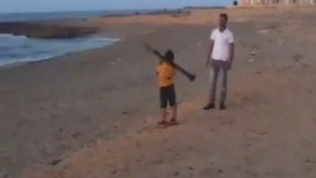 فيديو: طفل ليبي يطلق قذيفة ار بي جي 