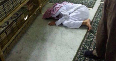 صور ... حسن الخاتمة , وفاة رجل بالحرم وهو ساجد اثناء صلاة الفجر 
