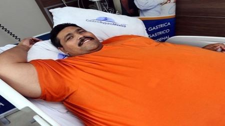 وفاة أسمن رجل في العالم من المكسيك عن عمر يناهز ( 38 عاماً ) 