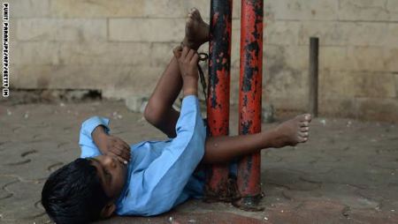 طفل هندي عمره 9 سنوات يقضي يومه مربوطاً !