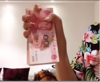 فيديو ... امرأة تعد النقود بسرعة عالية جداً 