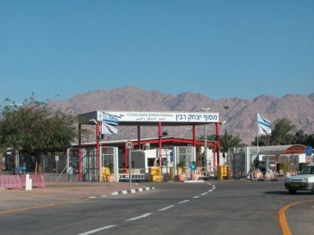 اعتقال فلسطينية بزعم محاولتها تهريب مسدس عبر جسر الاردن
