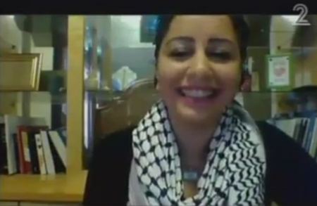 فيديو ... ابنة أخت مناضل فلسطيني تدافع عن إسرائيل وتحيي علمها 