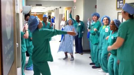 مريضة تقيم حفلة رقص مع طبيبتها والممرضات قبل دخولها غرفة العمليات ! 