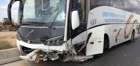  14 اصابة في حادث طرق مروع بالنقب