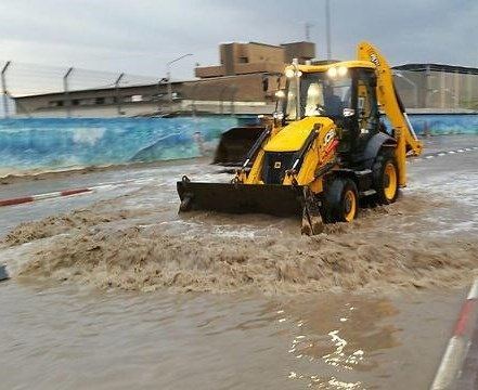 صور ... فياضانات في ايلات تسببت بإغلاق المطار