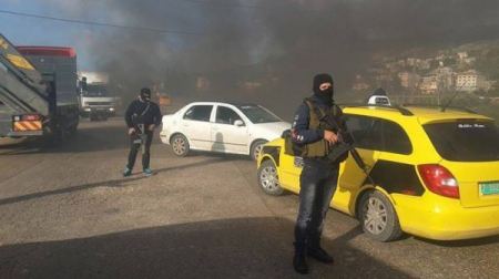 مسلحون يغلقون شارعاً في نابلس ويشتبكون مع قوى الامن
