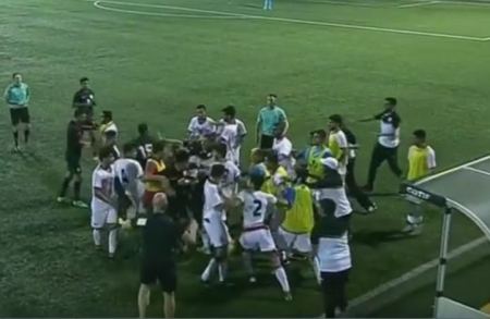 فيديو ... شجار عنيف بين اللاعبين خلال مباراة بين البحرين وأمريكا 