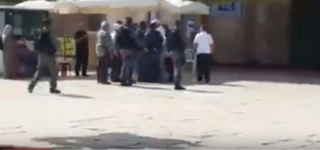 توتر في المسجد الاقصى اثر الاعتداء بالضرب المبرح على أحد حراسه