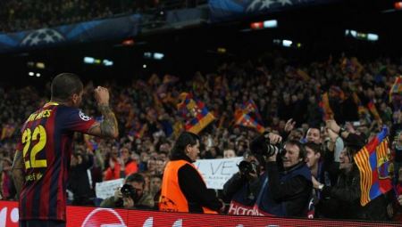 فيديو :لاعب برشلونة داني الفس يلتهم موز العنصرية !