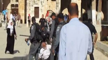 فيديو : جنود الاحتلال يعتدون على رجل مسن بالضرب في المسجد الاقصى 