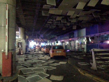 تركيا ... 36 قتيلاً في انفجارين على بوابة مطار أتاتورك الدولي بمدينة اسطنبول