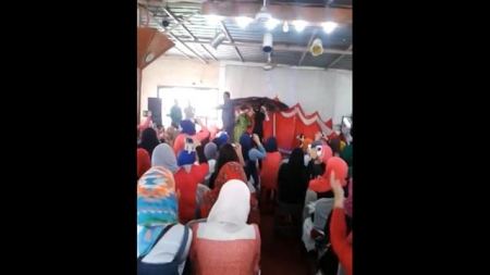 فيديو : مدرس يستعين بالرقص والاغاني ليشرح الدرس .. !!