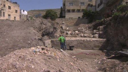 بالصدفة... اكتشاف جدار أثري عمره نحو 2000 عام في نابلس