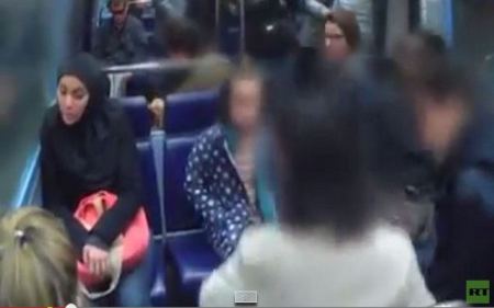 فيديو : فرنسية تتهجم على فتاة محجبة في الميترو وسط دفاع عن الفتاة من قبل الحاضرين