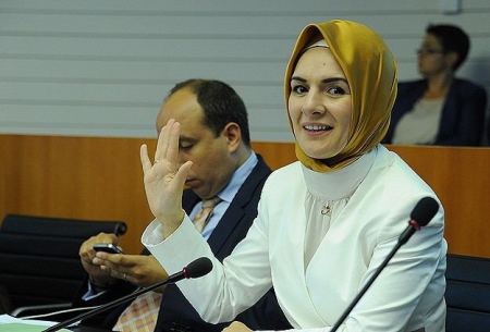 بلجيكا ... فصل أول نائبة محجبة من حزبها لرفضها مزاعم الأرمن 