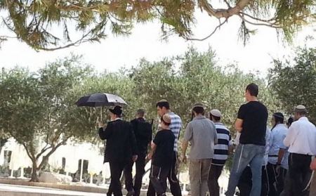 مجموعة من المستوطنين بقيادة الحاخام « يهودا غليك » يقتحمون باحات الاقصى 