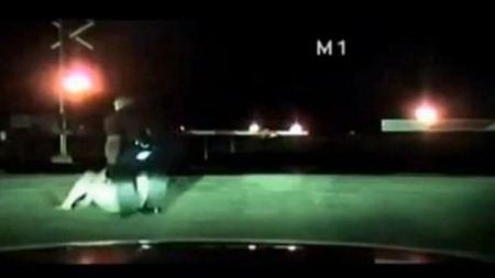 فيديو : شرطي ينقذ سيدة حاولت الانتحار امام قطار سريع 