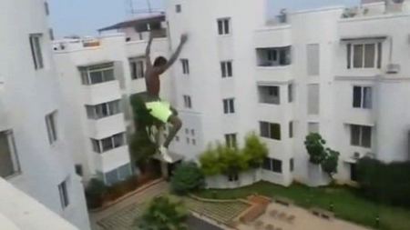 فيديو : متعة القفز من الطابق الخامس !