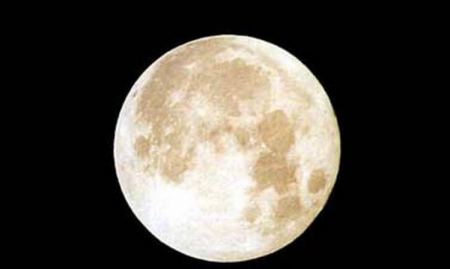 هاذا المساء الارض على موعد مع « القمر العملاق »