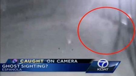 فيديو : كاميرا مركز شرطة امريكي ترصد شبحاً !