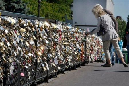 بلدية باريس ستزيل أقفال الحب نهائياً 