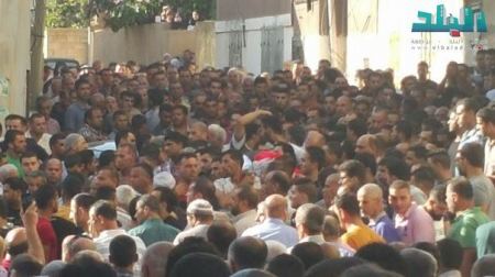 يعبد تشيع قتلاها في جنازة مهيبة