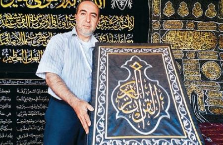 عُرض عليه مبلغ كبير .... خطاط سوري يرفض بيع نسخة مطرزة من القرآن