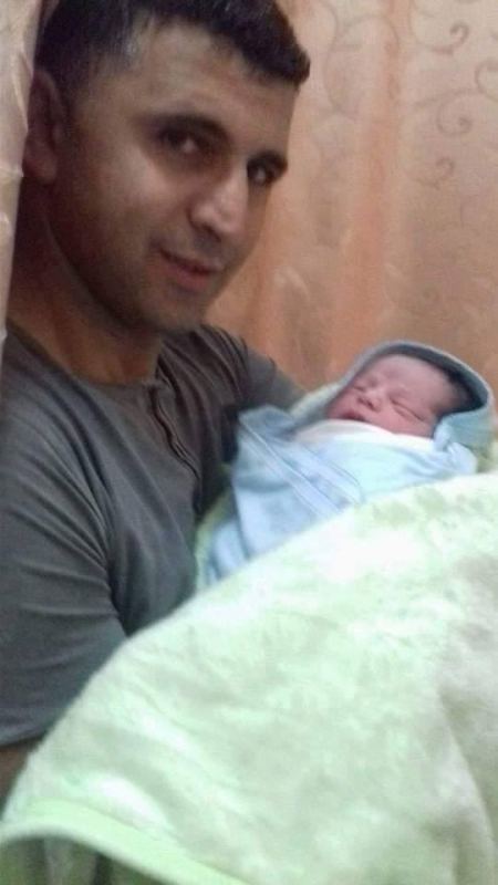 الشاب محمد زيد الكيلاني يُرزق بمولوده الاول بعد 12 سنة من زواجه