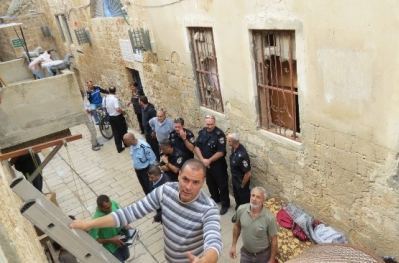 عكا : الشرطة تخلي منزل عربي بالقوة 