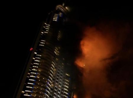 حريق هائل في أحد الفنادق القريبة من برج خليفة في دبي