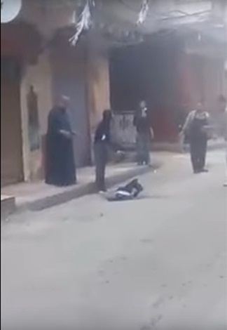 مصر ... فيديو يظهر لحظة انتحار شاب والمارّة يتجاهلونه