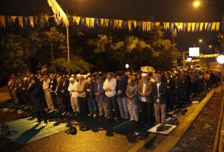 قبيل « مسيرة القدس حرة » ... اتراك يؤدون صلاة الفجر امام السفارة الاسرائيلية بأنقرة