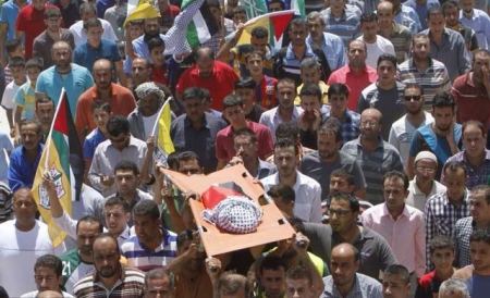 جماهير غفيرة تشيع الشهيد الرضيع دوابشة
