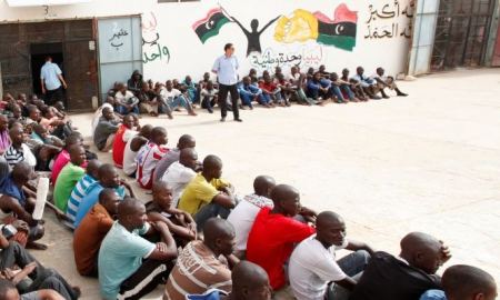 جثث 104 مهاجر يقذفها شاطئ مدينة زوارة الليبية