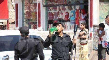 عساكر الامن المركزي المصري يشربون الماء جهاراً في نهار رمضان !