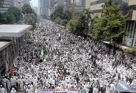 أندونيسيا ... آلاف المسلمين يحتشدون للمطالبة باعتقال حاكم جاكرتا 
