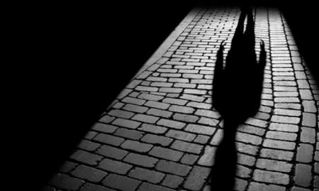 تحذيرات من شخص مجهول الهوية يلاحق السيدات