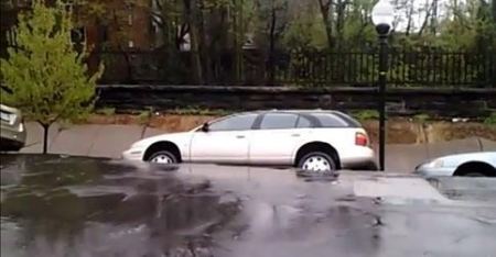 امريكا | حفرة كبيرة ابتلعت السيارات ( فيديو )