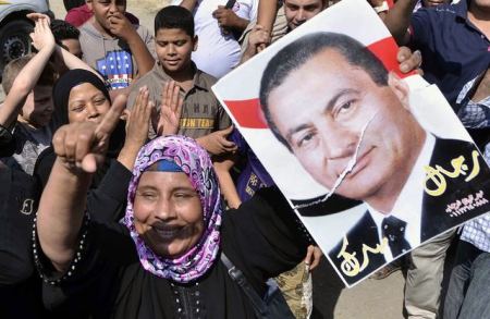 فيديو : مبارك يحيي أنصاره من شباك المستشفى في عيد ميلاده الـ 86 