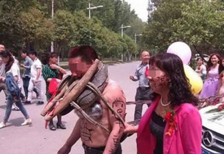 في الصين ... عريس يطوف الشوارع مربوطًا بطوق إلى عربة الزفاف