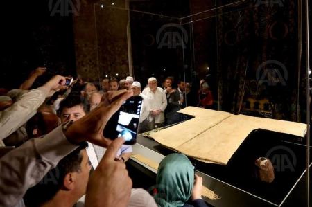 اسطنبول : مسجد يعرض البردة النبوية لزواره طيلة شهر رمضان 