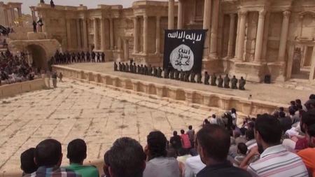 فيديو ... تنظيم داعش يعدم العشرات من الجنود السوريين في تدمر