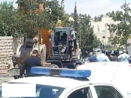 القدس : عربي يصدم حافلة تقلّ يهودًا بجرافته والشرطة تطلق عليه النار