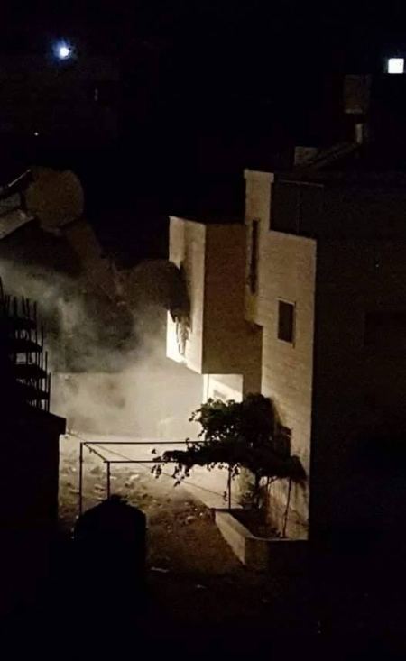 الخليل ... الاحتلال الاسرائيلي يهدم منزلي منفذي عملية تل أبيب 