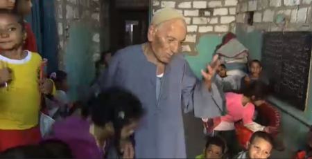 قبطي في مصر يعلم أطفال المسلمين القرآن الكريم
