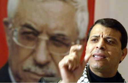 فايننشال تايمز: دحلان يجهز نفسه لخلافة محمود عباس