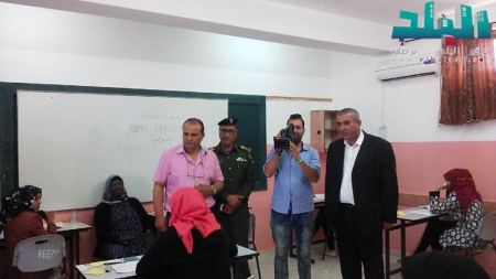 برطعة | قائد الارتباط العسكري الفلسطيني يتفقد قاعة التوجيهي في البلدة